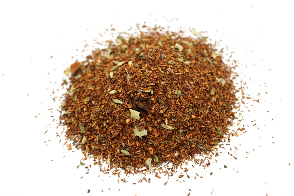 Löst rooibos te med inslag av torkade mintblad och stjärnanis