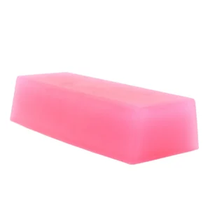 Rosa tvålkaka med rektangulär form på vit bakgrund