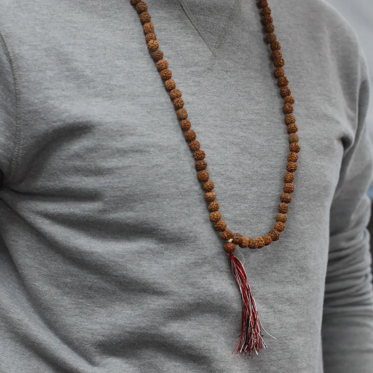 Rudraksha-mala med 108 pärlor i naturligt trä - produktbild 3
