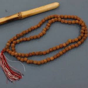 Rudraksha-mala med 108 pärlor i naturligt trä - produktbild 4