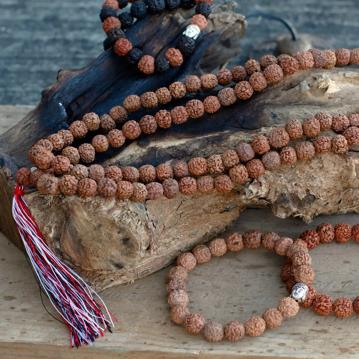 Rudraksha-mala med 108 pärlor i naturligt trä - produktbild 5
