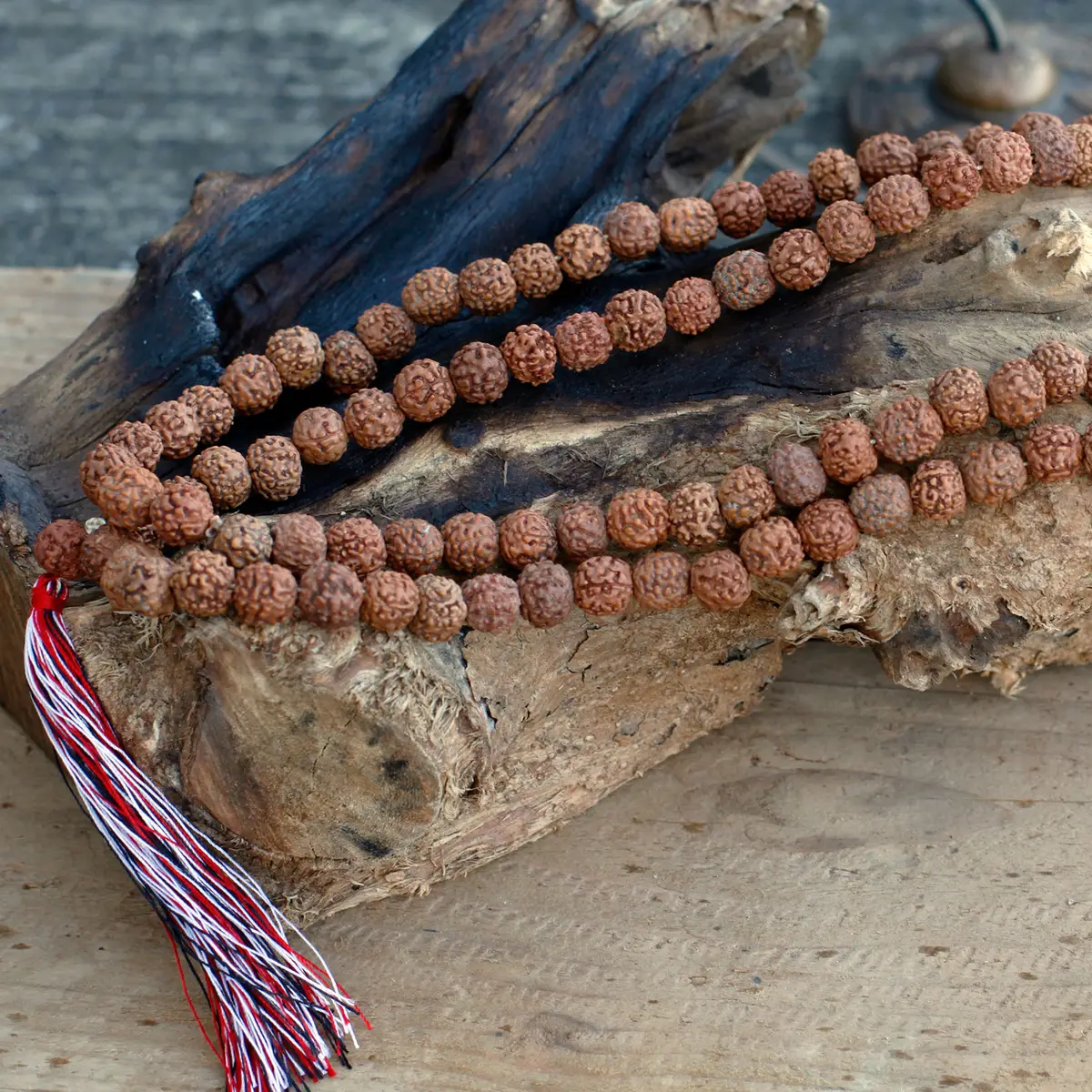 Rudraksha-mala med 108 pärlor i naturligt trä - produktbild 6