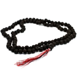 Mörk rudraksha mala med 108 pärlor och tofs i rött, vitt och svart