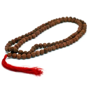 Rudraksha mala med 108 bruna pärlor och röd tofs på vit bakgrund