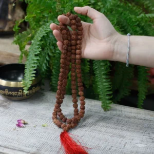 Rudraksha mala med 108 pärlor och röd tofs - produktbild 3