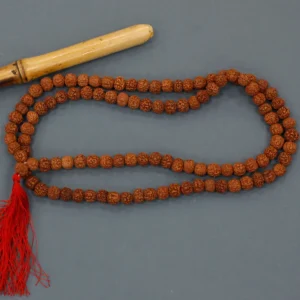 Rudraksha mala med 108 pärlor och röd tofs - produktbild 5