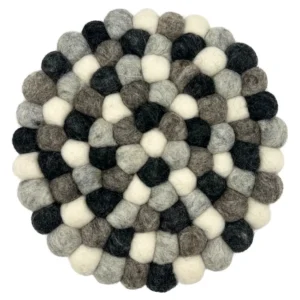 Rund filtbricka i ull med flergrå nyanser, diameter 20 cm