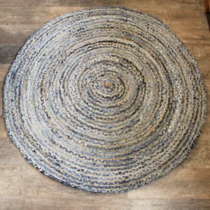 Rund handgjord matta i jute och återvunnen denim på trägolv