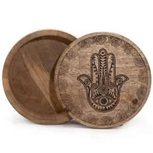 Rund träask med ingraverat Hamsa-motiv på locket