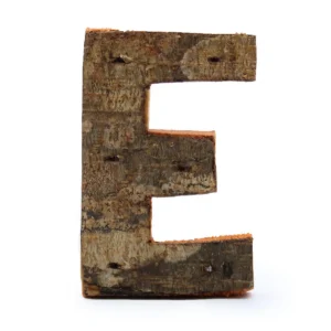 Rustik bokstav "E" tillverkad av naturlig bark