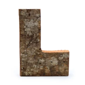 Rustik bokstav L tillverkad av naturlig bark med textur och ojämn yta