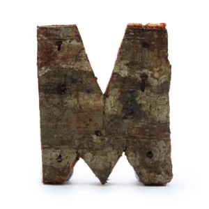 Rustik bokstav M tillverkad av naturlig bark med ojämn yta