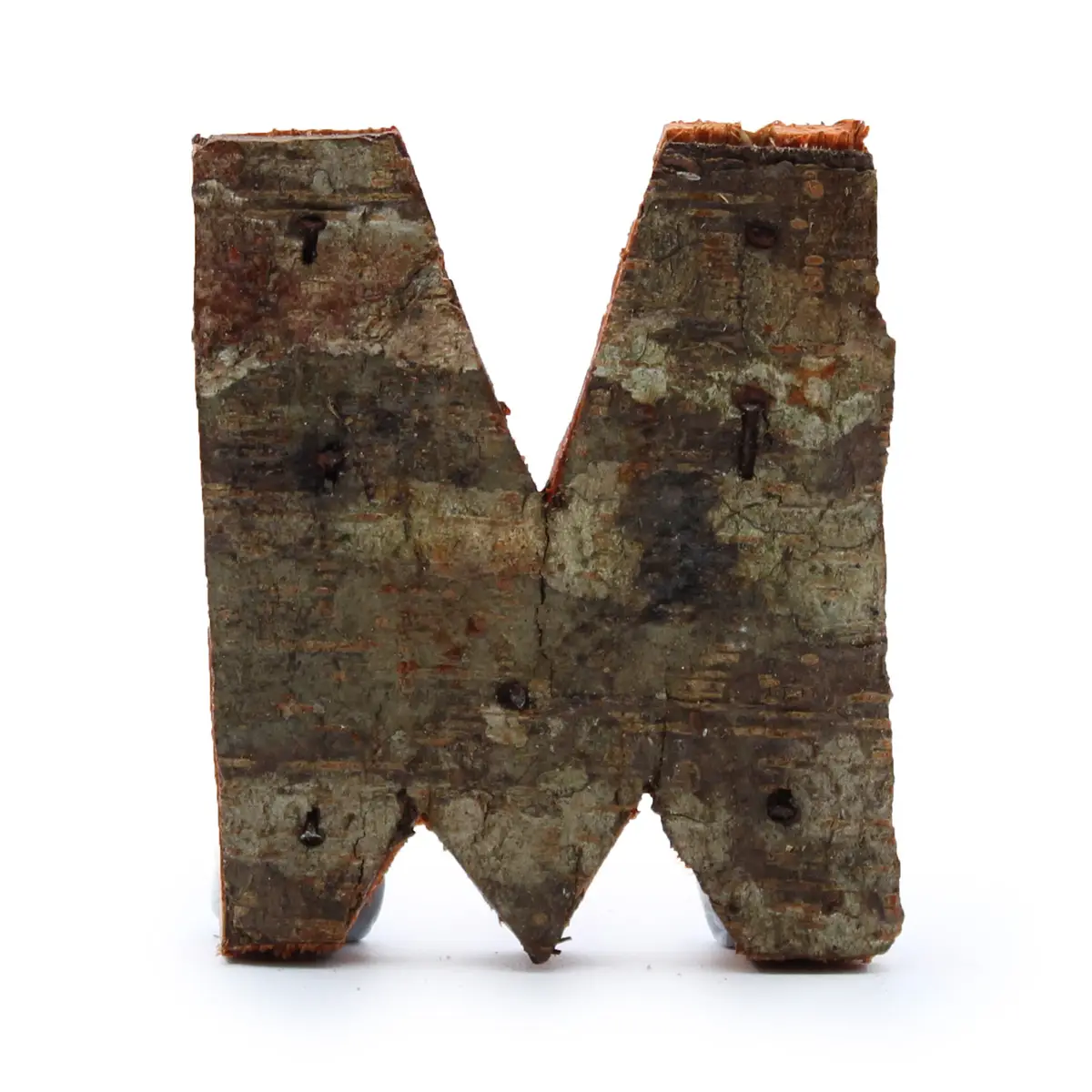 Rustik bokstav M tillverkad av naturlig bark med ojämn yta