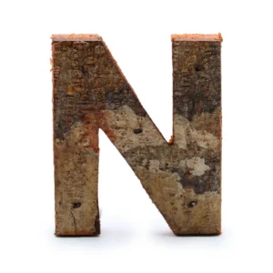 Rustik bokstav "N" tillverkad av naturlig bark, 7 cm hög
