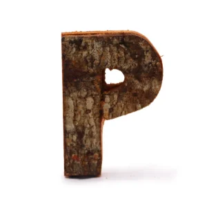 Rustik bokstav P tillverkad av naturlig bark, 7 cm hög