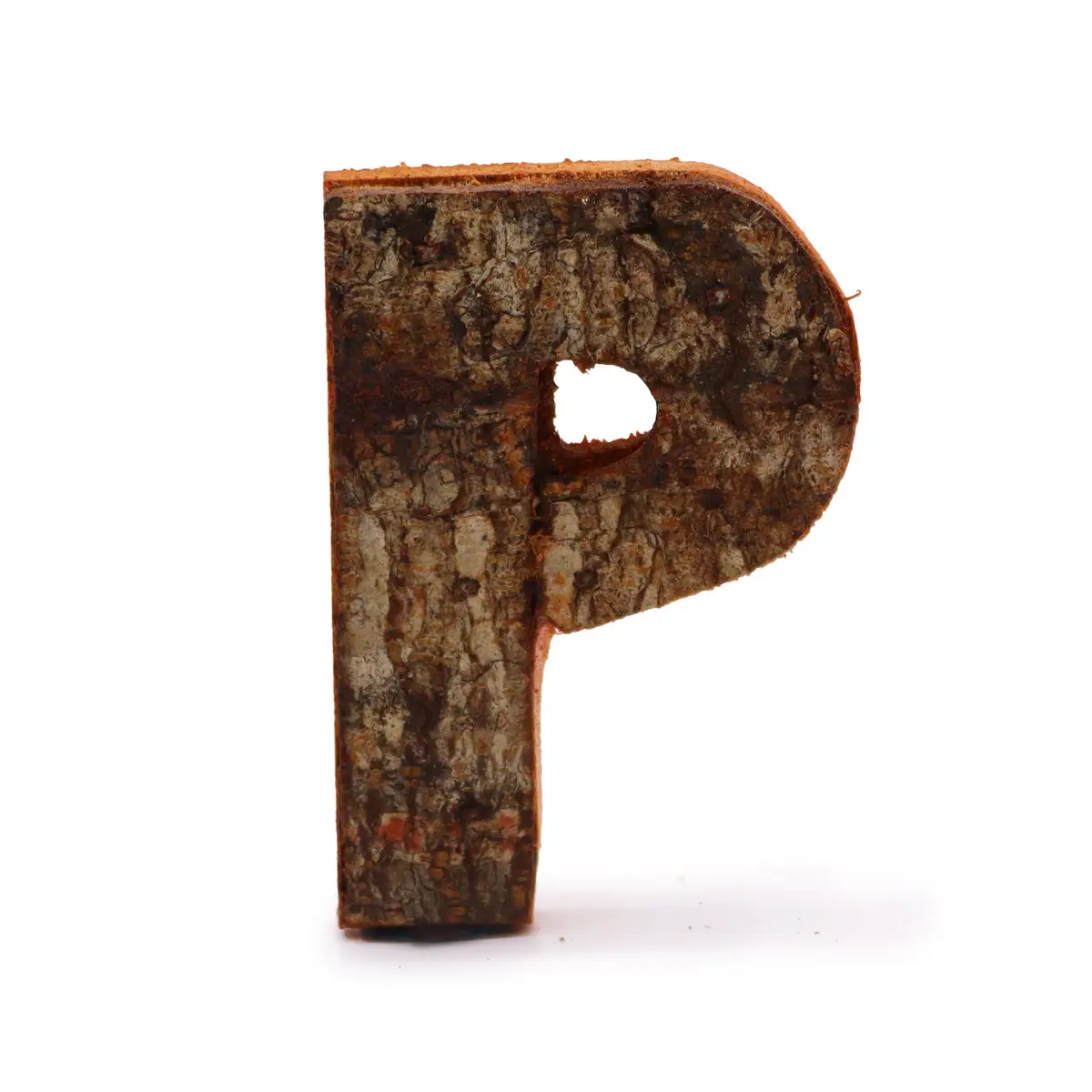 Rustik bokstav P tillverkad av naturlig bark, 7 cm hög
