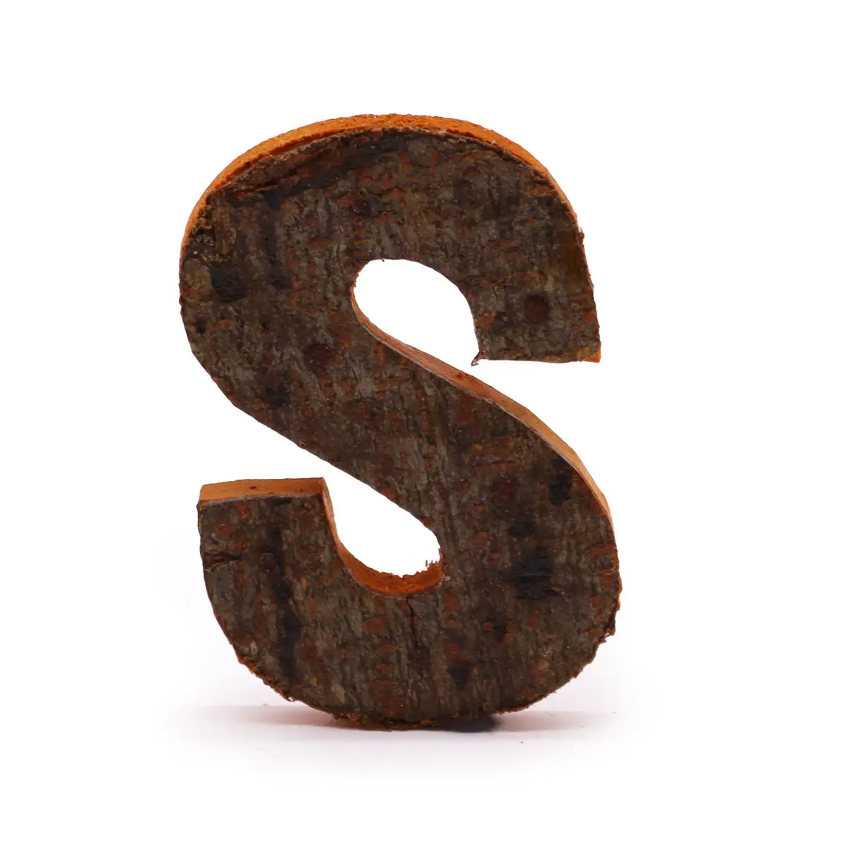 Rustik bokstav S tillverkad av naturlig bark med tydlig textur