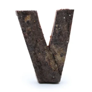 Rustik bokstav V tillverkad av naturlig bark med texturerad yta
