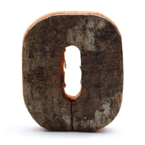 Rustik siffra 0 i naturlig bark med textur och ojämn yta