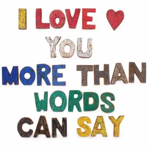 Färgglada rustika bokstäver i bark som bildar texten 'I love you more than words can say'