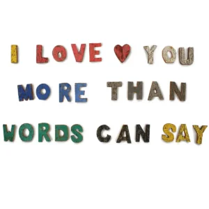 Rustika bokstäver i bark med texten 'I love you more than words can say' - produktbild 4