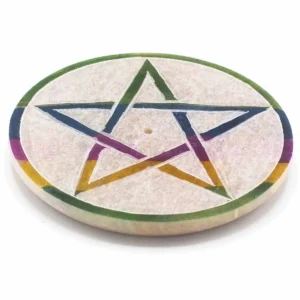 Rund rökelsehållare i såpsten med färgglad pentagram-symbol och hål för rökelsepinne