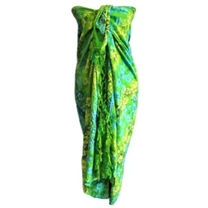 Grön sarong med blått och gult blommönster och kokosknapp