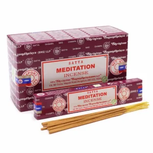 Förpackning med Satya Meditation rökelsepinnar och några lösa pinnar framför