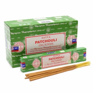 Grön förpackning med Satya Patchouli rökelsepinnar och lösa rökelsepinnar framför