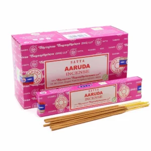 Förpackning och rökelsepinnar Satya Aaruda i rosa kartong