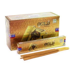 Förpackning med Satya Gold rökelsepinnar och några lösa pinnar framför