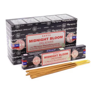Förpackning med Satya rökelsepinnar Midnight Blossom och lösa rökelsepinnar framför