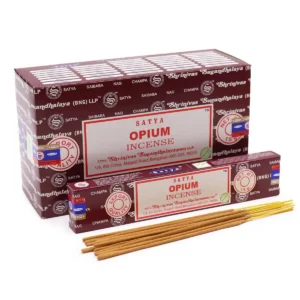 Förpackning och rökelsepinnar Satya Opium med rödbrun design
