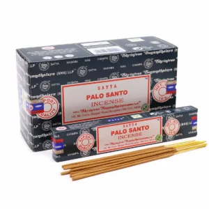Förpackning med Satya Palo Santo rökelsepinnar och lösa pinnar framför