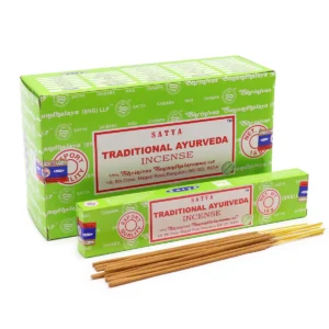 Grön förpackning med Satya Traditional Ayurveda rökelsepinnar och några lösa rökelsepinnar framför