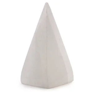 Vit selenitpyramid med spetsig topp på vit bakgrund