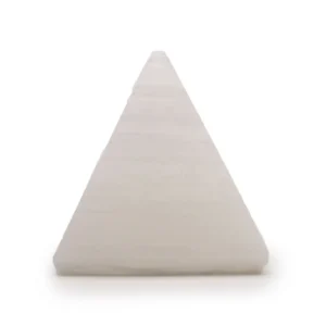 Vit selenitpyramid i naturlig kristallform på vit bakgrund