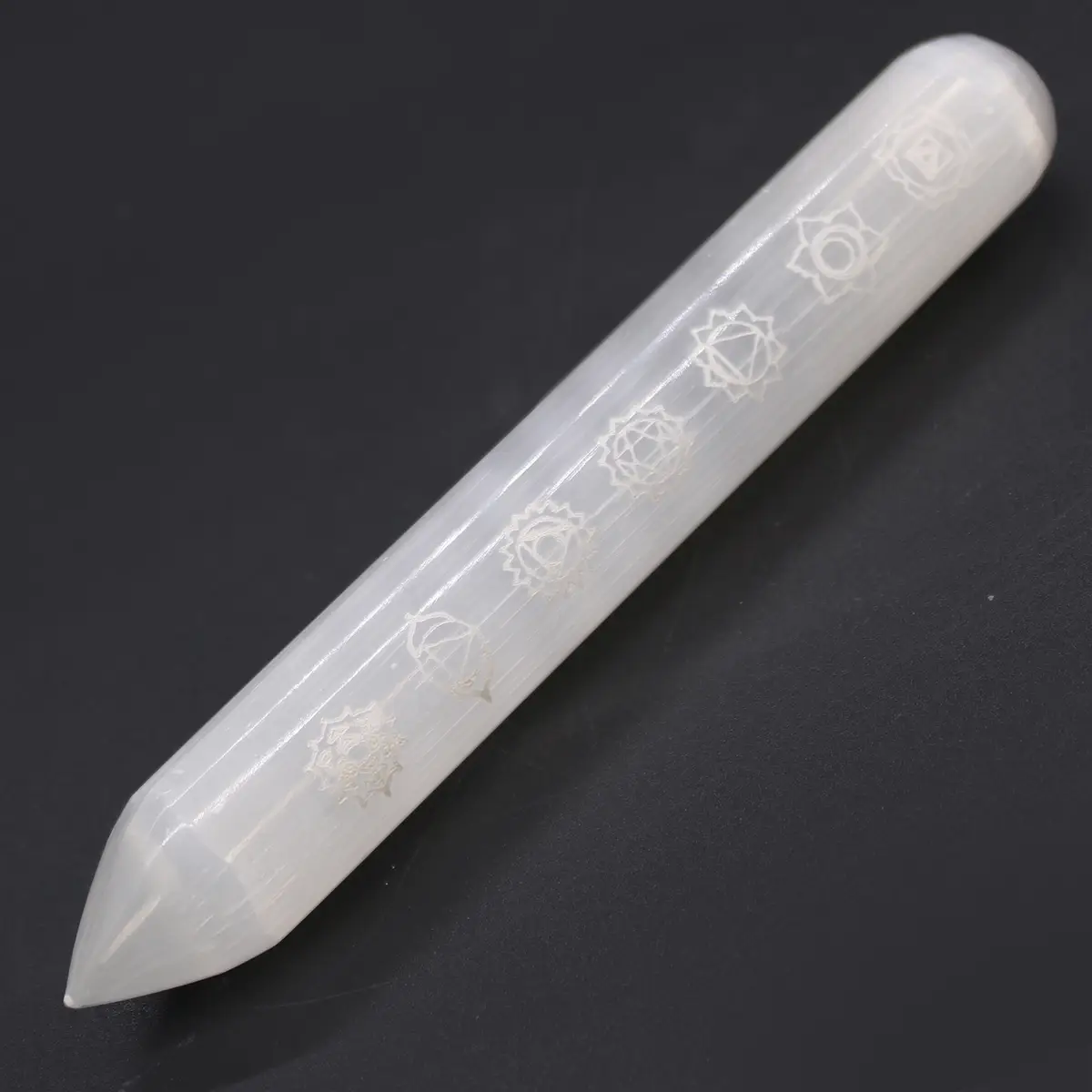 Selenitstav med spets och 7 chakrasymboler 14-16 cm - produktbild 3