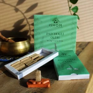 Set med naturliga rökelsehartsblock i patchouli och oudh med terrakottahållare