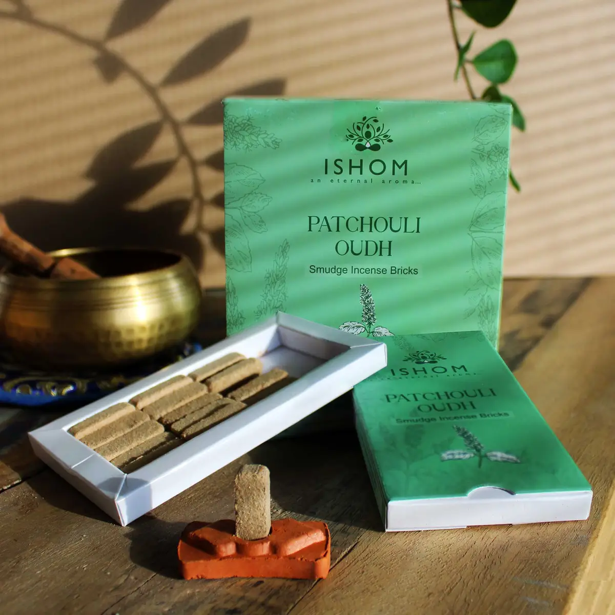 Set med naturliga rökelsehartsblock i patchouli och oudh med terrakottahållare