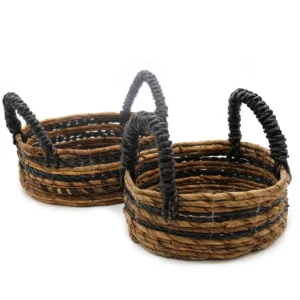 Två förvaringskorgar i bananblad och svart raffia med handtag