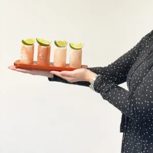 Set med 2 shotglas i Himalayasalt och träbricka - produktbild 3