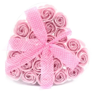 Hjärtformad ask med 24 rosa tvålblommor och rosa prickig rosett