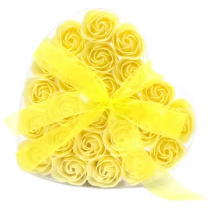 Hjärtformad ask med 24 gula tvålblommor bundna med gult band