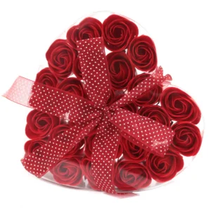Hjärtformad ask med 24 röda tvålblommor och prickig rosett