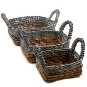 Tre fyrkantiga förvaringskorgar i bananblad och grå raffia med handtag