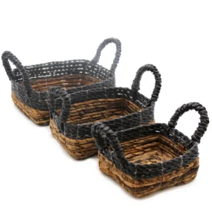 Tre fyrkantiga förvaringskorgar i bananblad och svart raffia med handtag