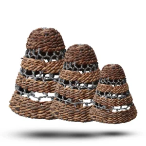 Tre handflätade lampskärmar i naturligt bananblad och grå raffia i olika storlekar