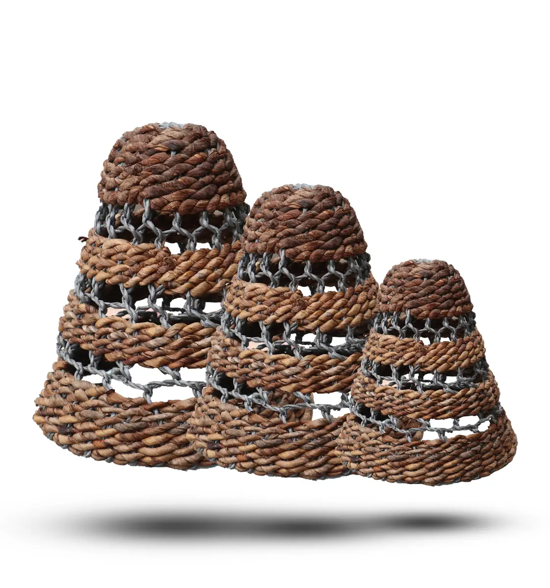 Tre handflätade lampskärmar i naturligt bananblad och grå raffia i olika storlekar