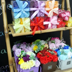 Set med 3 lyxiga tvålblommor i hjärtformad ask – röda rosor - produktbild 3